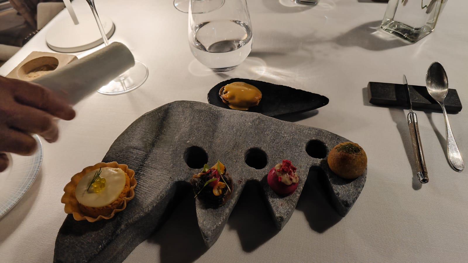 Ayalga. Una mesa mal iluminada.