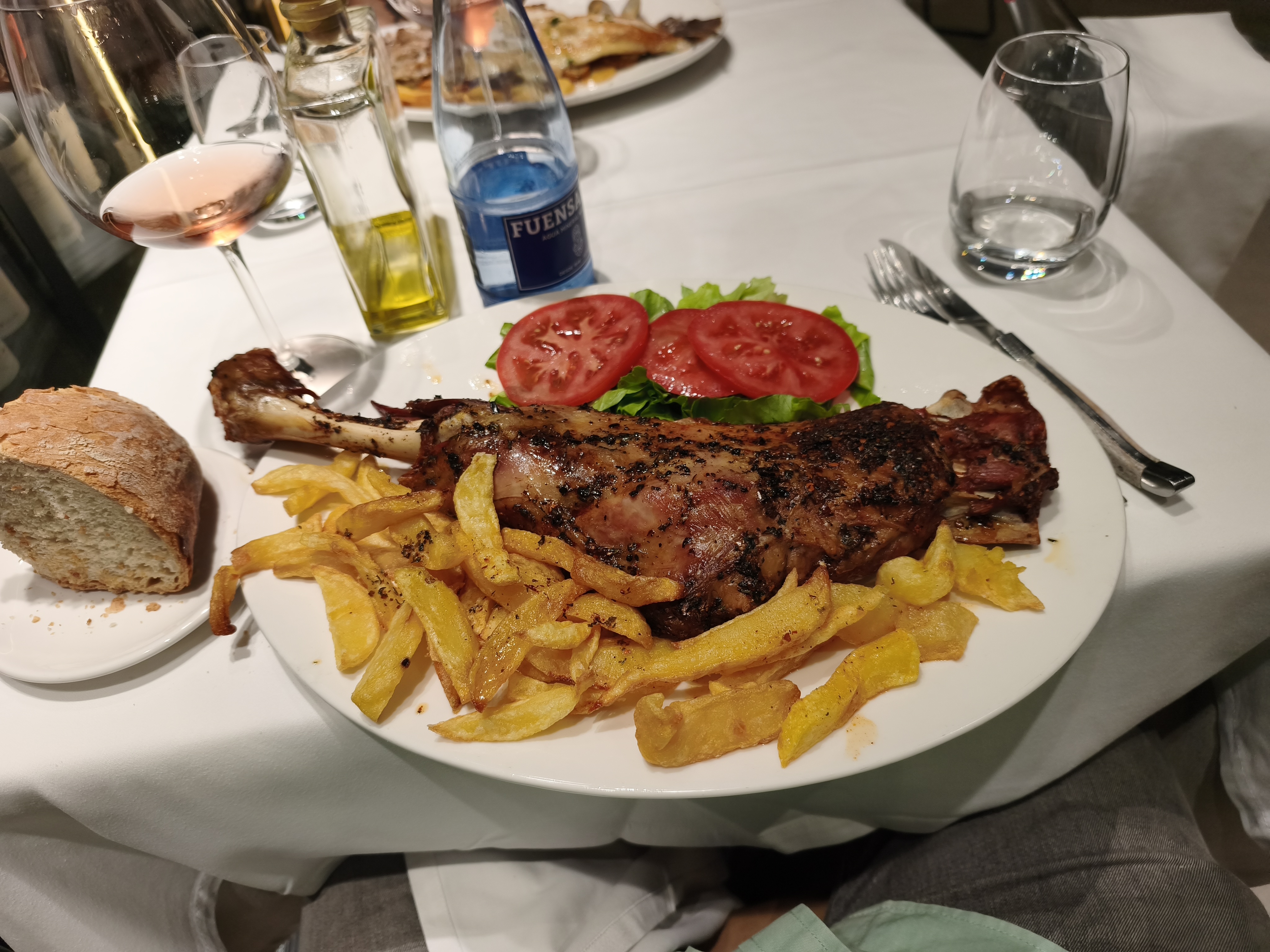 Paletilla de cordero con patatas, tomate y lechuga en Sancho La Merced